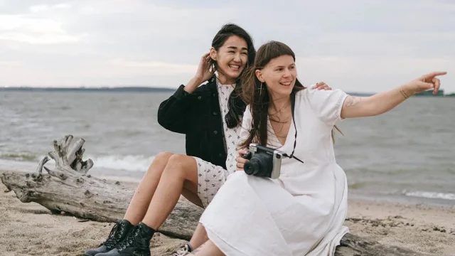 découvrez les amitiés authentiques entre les stars des k-dramas, leurs complices moments hors caméra et les liens forts qui les unissent.