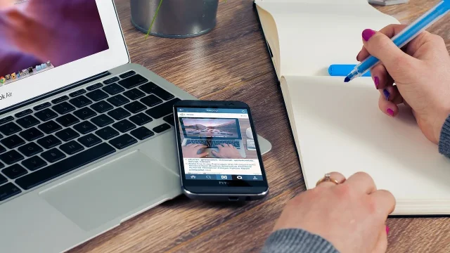 découvrez l'art du web writing, une compétence essentielle pour captiver votre audience en ligne. apprenez à rédiger des contenus percutants et optimisés pour le seo, afin d'améliorer votre visibilité sur internet et d'engager vos lecteurs. transformez votre communication digitale avec des techniques de rédaction efficaces et adaptées aux spécificités du web.