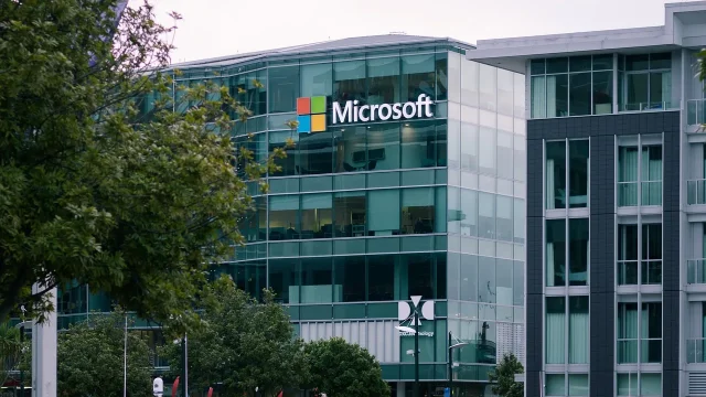 découvrez microsoft copilot, l'assistant intelligent qui optimise votre productivité grâce à l'intelligence artificielle. apprenez comment cet outil révolutionnaire transforme vos tâches quotidiennes en facilitant la rédaction, l'analyse de données et la gestion de projets.