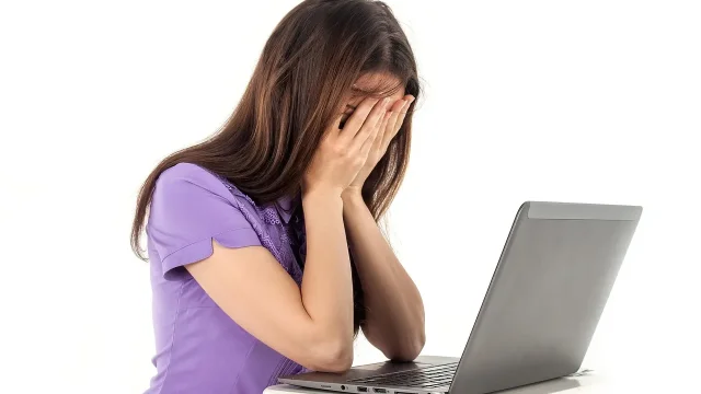 découvrez ce qu'est la creative fatigue, ses causes et ses solutions pour retrouver l'inspiration et booster votre créativité au quotidien.
