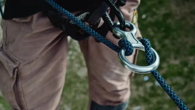 découvrez l'escalade, un sport d'aventure alliant force, technique et plaisir en pleine nature ou en salle. conseils, équipements et astuces pour grimper en toute sécurité.