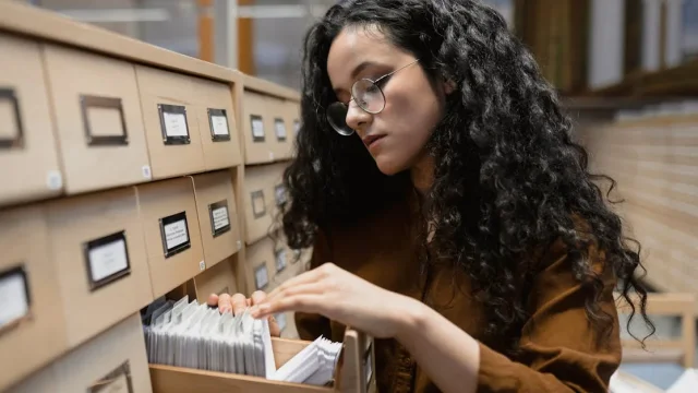 découvrez les bases de l'information retrieval (recherche d'information) : principes, techniques et outils pour trouver efficacement des données pertinentes dans de grandes collections de documents.