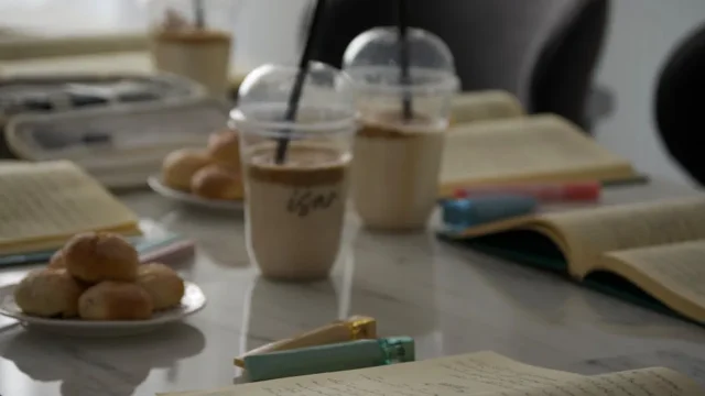 découvrez les meilleurs k-dramas, les séries coréennes captivantes mêlant romance, suspense et émotions intenses. plongez dans des histoires passionnantes et incontournables.