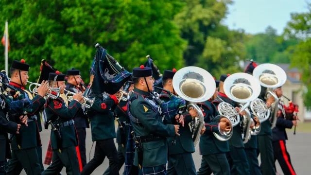 découvrez la majestueuse parade du jour de la bastille, un événement emblématique célébrant la révolution française. assistez à un spectacle inoubliable de militaires, de musique et de traditions, au cœur de paris, le 14 juillet.