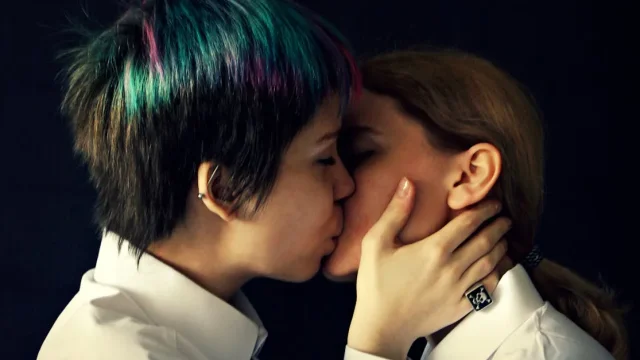 découvrez une histoire captivante où un baiser inattendu bouleverse tout, entre surprise et émotion.