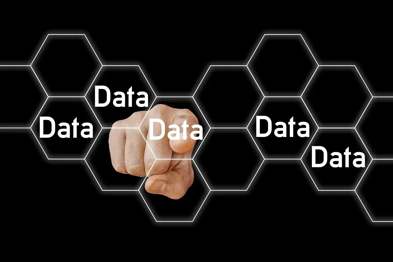 le data scraping est une technique d'extraction automatisée de données à partir de sites web, utilisée pour collecter et analyser des informations en masse facilement.
