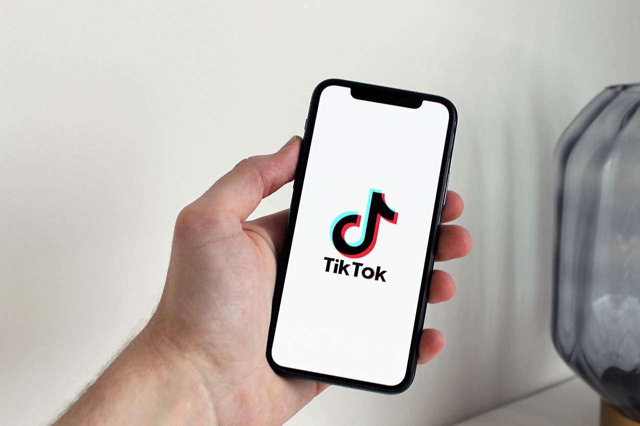 découvrez tiktok, la plateforme de partage de vidéos qui vous permet de créer et de découvrir des contenus amusants et créatifs. rejoignez des millions d'utilisateurs, explorez des tendances et exprimez-vous en un clin d'œil grâce à des outils de montage intuitifs.